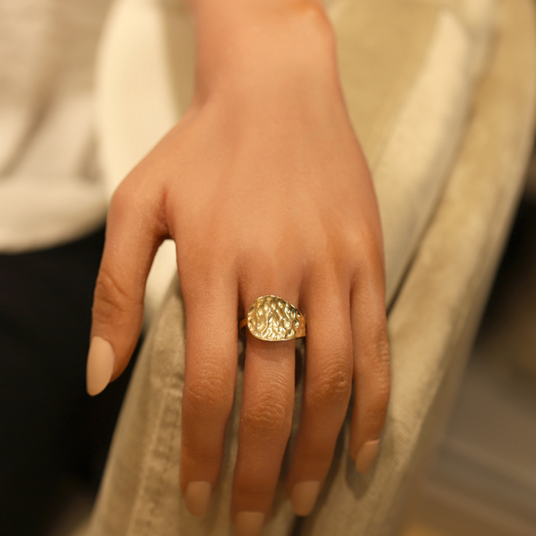 Bague en acier doré martelée - Vue 20