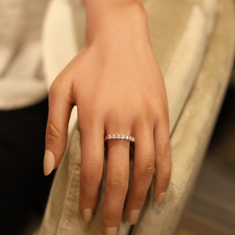 Bague en acier doré avec rail d\'oxydes blancs sertis - Vue 20