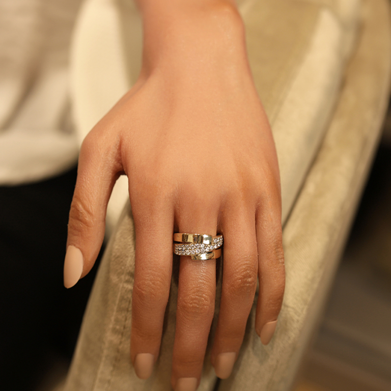 Bague en acier doré avec oxydes blancs sertis - Vue 20