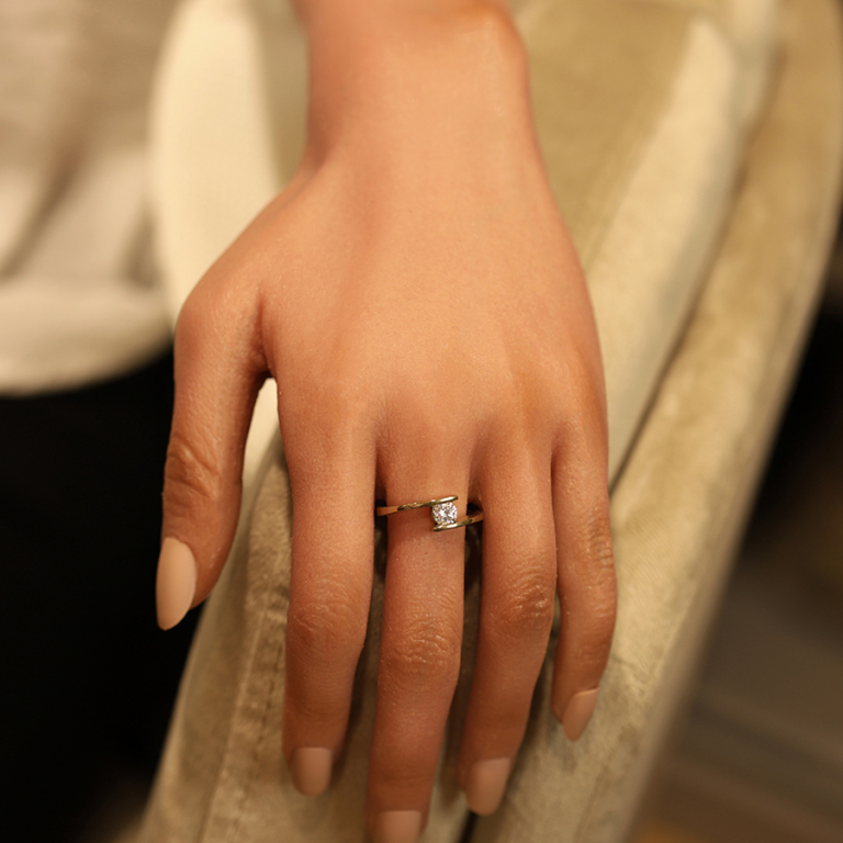 Bague en acier doré solitaire oxyde blanc entre deux - Vue 20