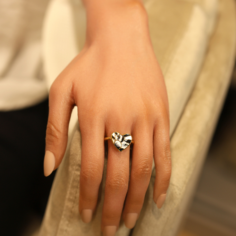Bague Stella Mia en acier doré forme coeur motif résine blanc et noir - Vue 20