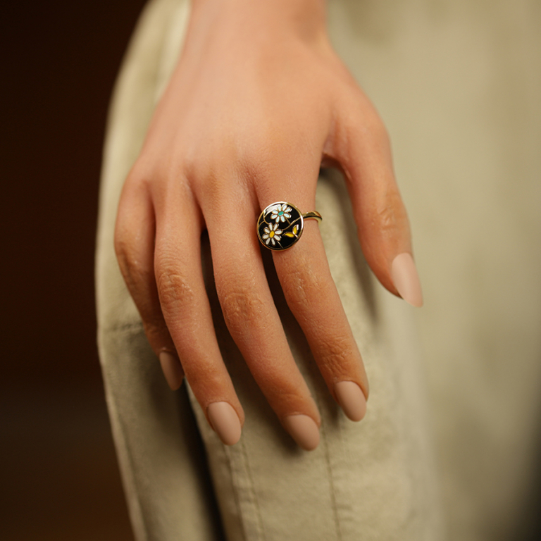 Bague Stella Mia en acier doré stella mia ronde motif résine fond noire fleur - Vue 20