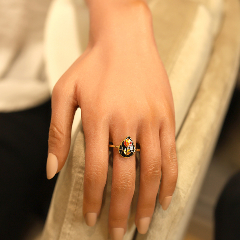 Bague Stella Mia en acier doré motif résine fond noir et fleur rouge, orangée - Vue 20