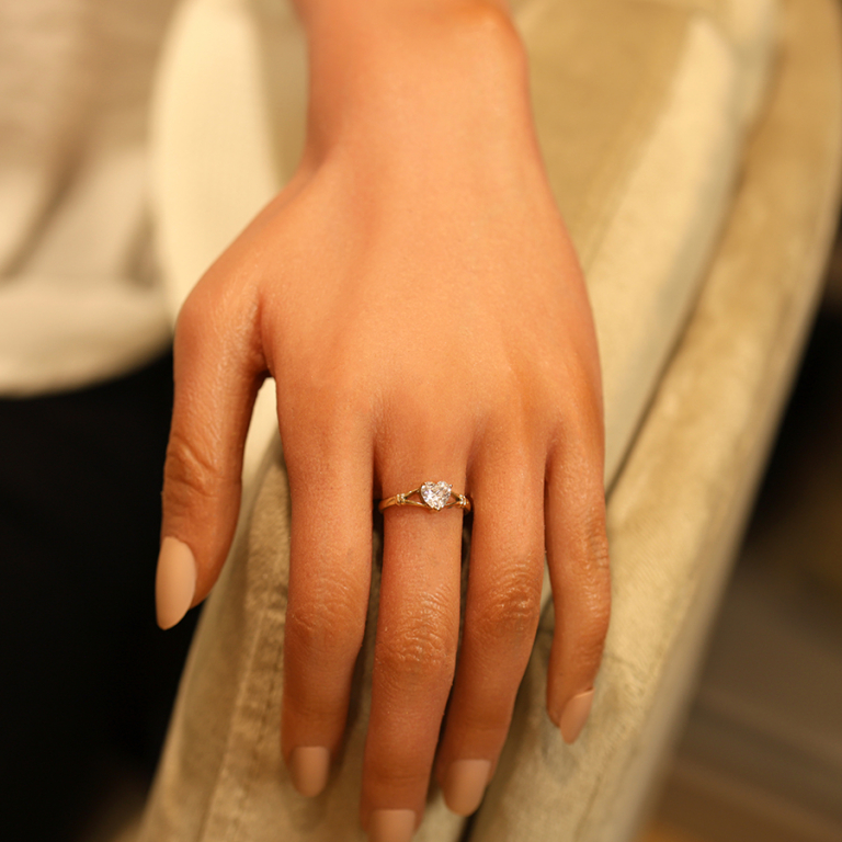 Bague en acier doré avec oxyde blanc en forme de coeur - Vue 20