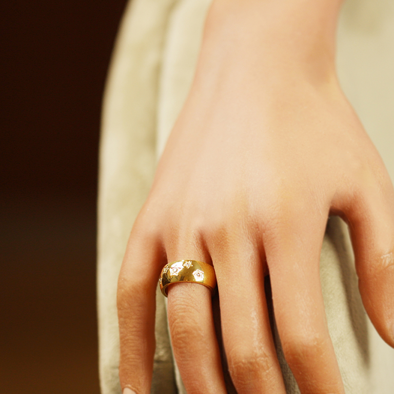 Bague en acier doré avec etoiles d\'oxydes blancs au centre - Vue 20