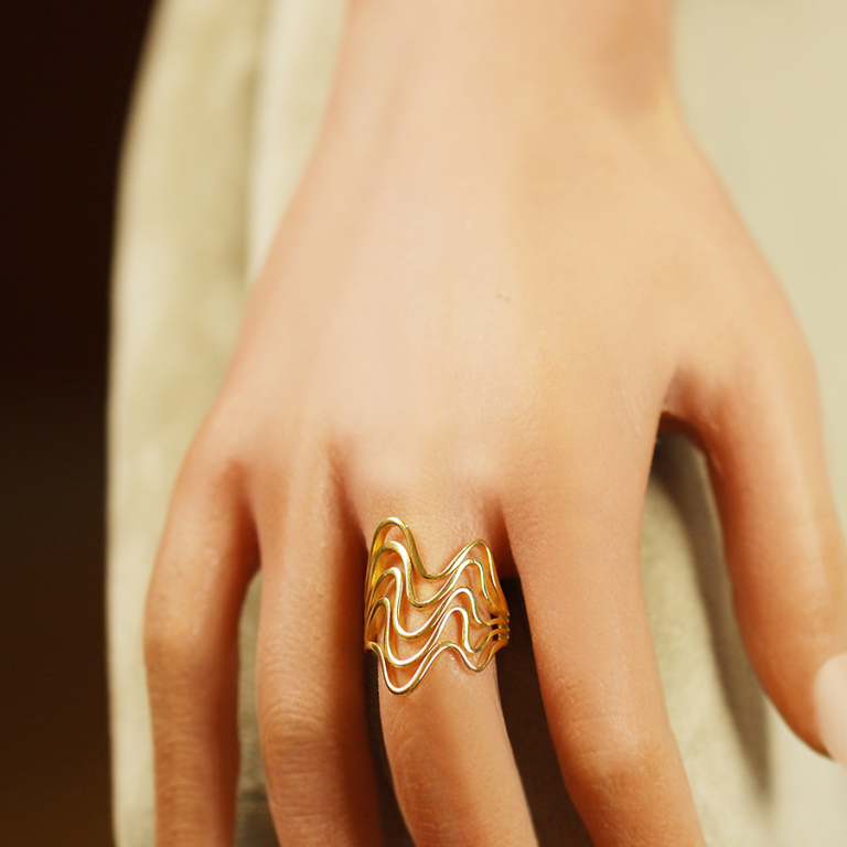 Bague ouverte et réglable en acier doré avec vague - Vue 20