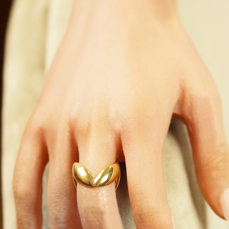 Bague en acier doré forme V - Vue 20