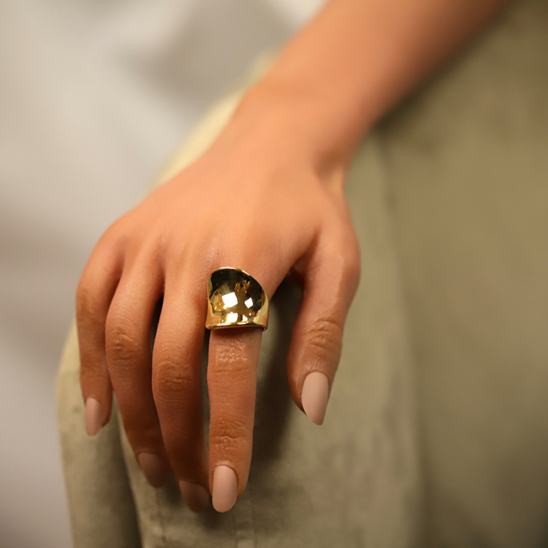 Bague en acier doré incurvée - Vue 20