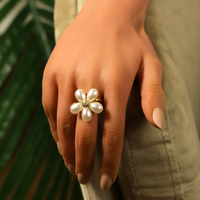 Bague ouverte en acier dor  motif fleur ptable blanc - Vue 20