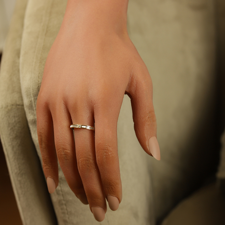 Bague en acier dor� alliance imitation nacre blanche et un oxyde blanc - Vue 20