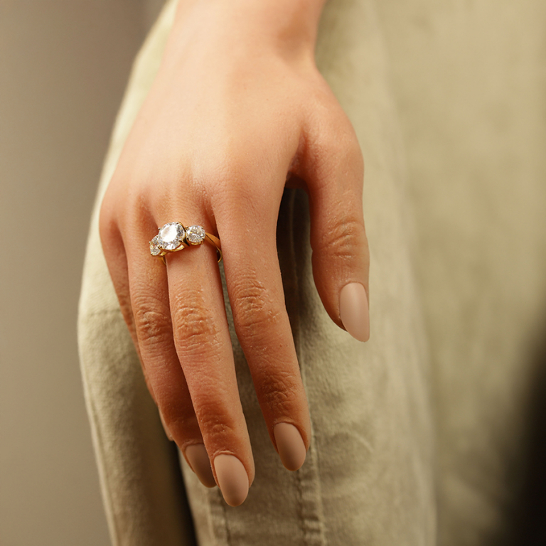 Bague en acier dor� trois oxydes  oxydes blancs sertis - Vue 20