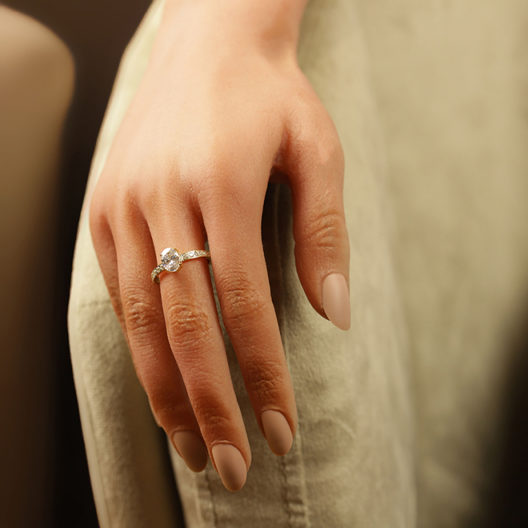 Bague style solitaire en acier dor� et oxydes blancs - Vue 20