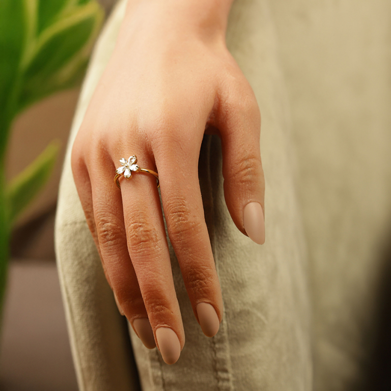 Bague en acier dor� avec fleur sertie d\'oxydes blancs - Vue 20