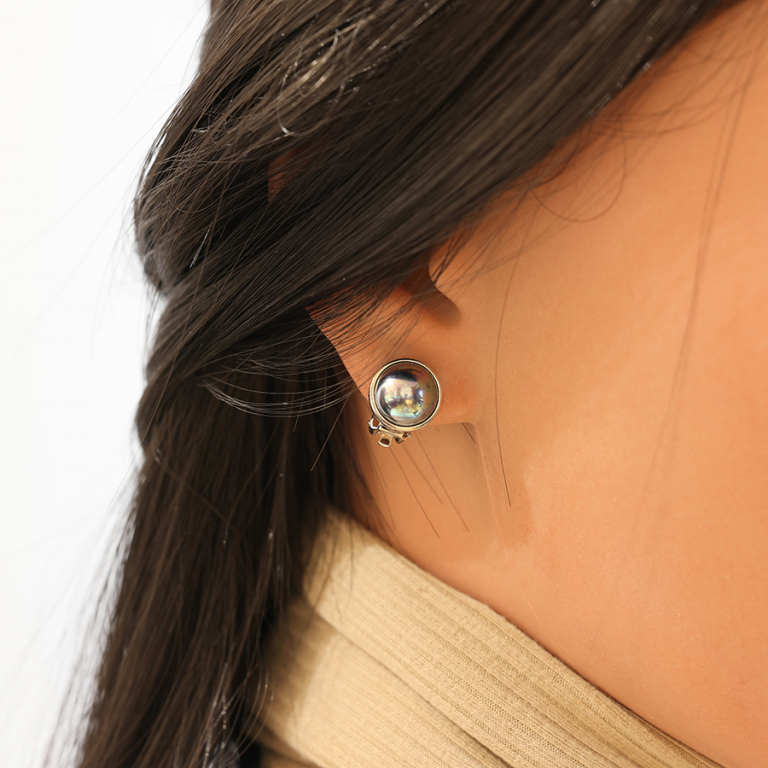 Boucles d\'oreille en laiton placage palladium avec demi perle noire 10mm fermoir clip - Vue 20