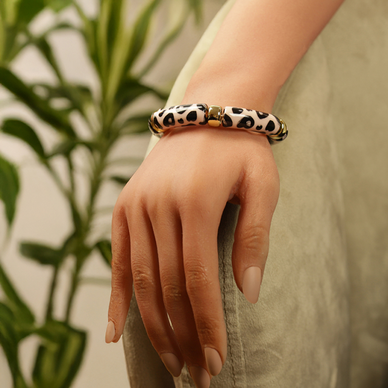 Bracelet extensible l�opard � anneaux dor�s fond blanc et tachet�s noir - Vue 20