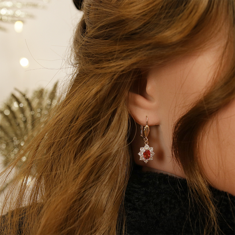 Boucles d\'oreille pendantes en plaqu or collection joaillerie avec pierre ronde rouge contour oxydes blancs sertis et fermoir dormeuse - Vue 20