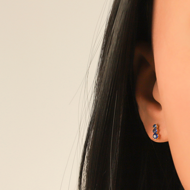 Boucles d\'oreille tige en plaqu� or trois oxydes bleus - Vue 20