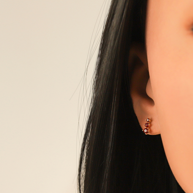 Boucles d\'oreille tige en plaqu� ortrois oxydes rouges - Vue 20