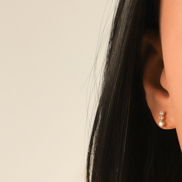 Boucles d\'oreille tige en plaqu� or trois oxydes blancs - Vue 20