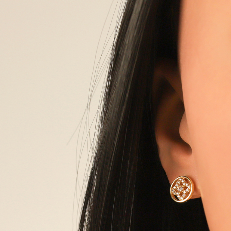 Boucles d\'oreille tige en plaqu� or forme cercle avec fleur d\'oxydes blancs - Vue 20