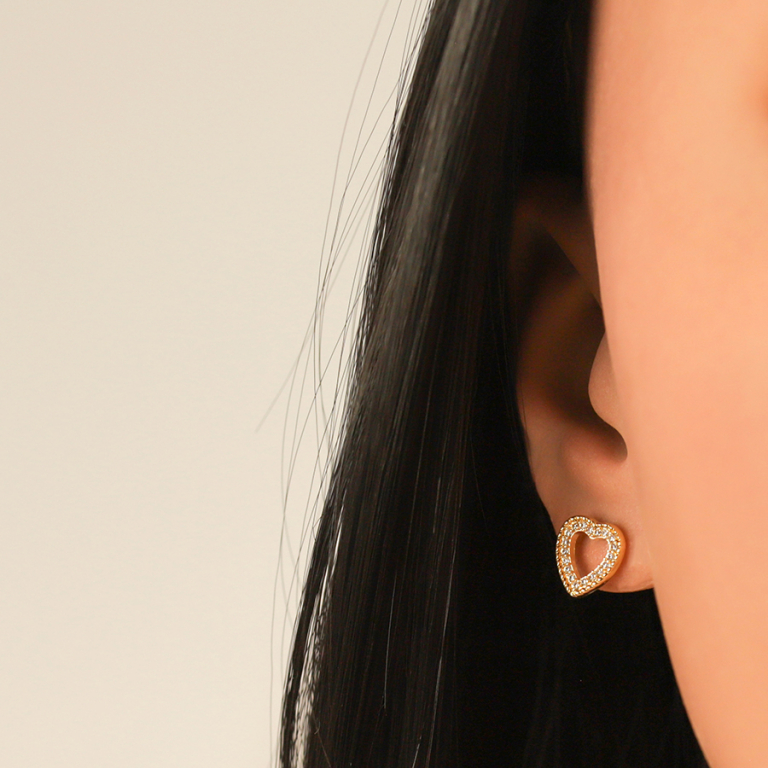 Boucles d\'oreille tige en plaqu� or forme coeoeur contour d\' oxydes blancs - Vue 20