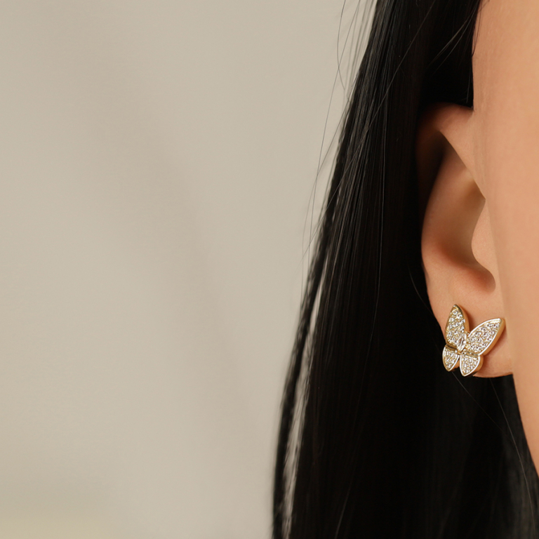 Boucles d\'oreille tige en plaqu� or papillon par� d\'oxydes blancs sertis - Vue 20