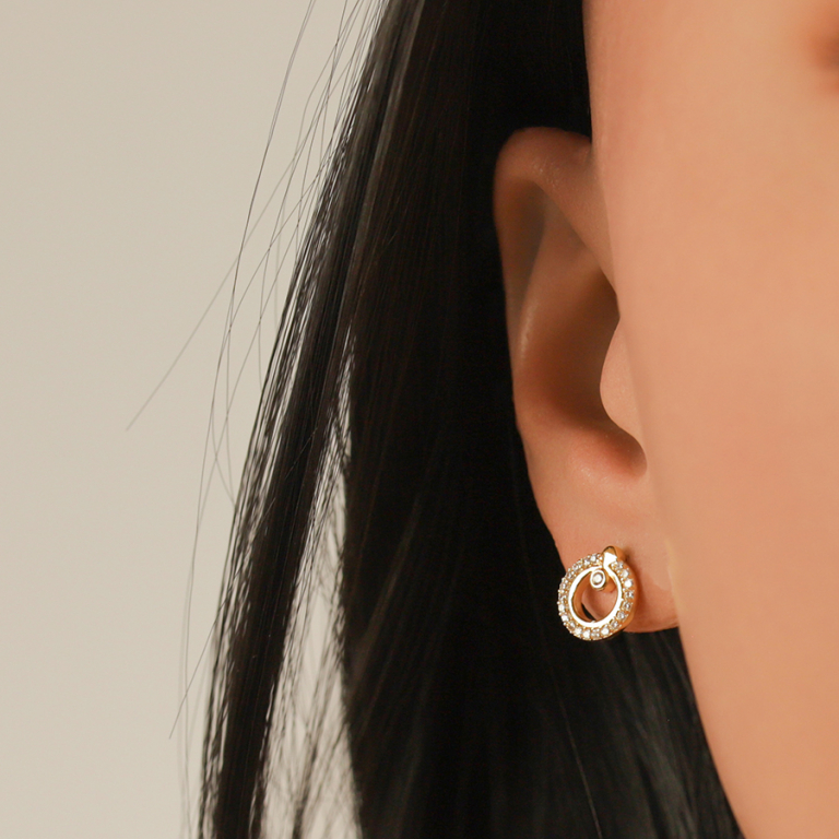 Boucles d\'oreille tige en plaqu� or forme cercle �cid� contour d\'oxydes blancs - Vue 20