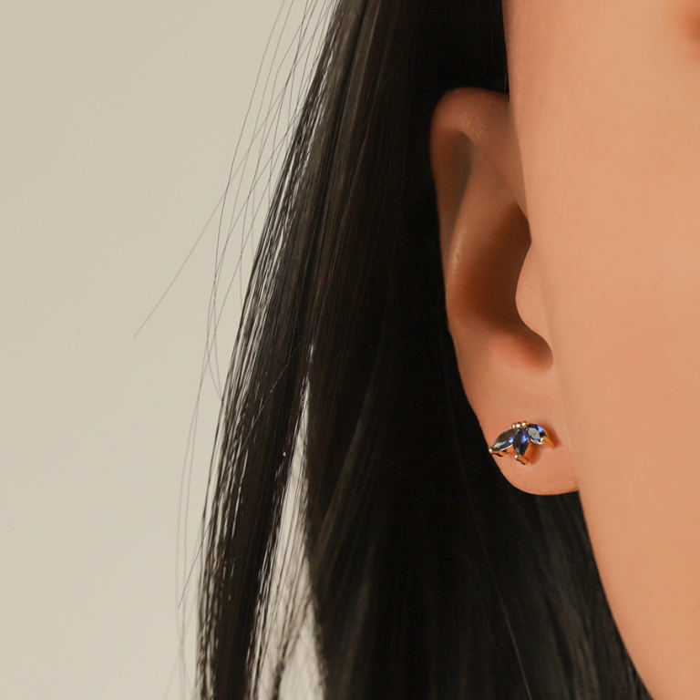 Boucles d\'oreille tige en plaqu� or trois navettes en oxydes bleus - Vue 20