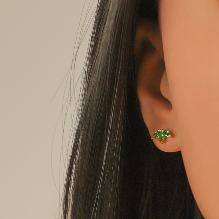 Boucles d\'oreille tige en plaqu� or trois  navettes en oxydes verts - Vue 20