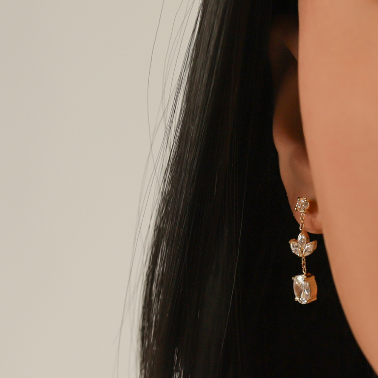 Boucles d\'oreille pendante tige en plaqu� or motif feuilles avec  oxydes blancs - Vue 20