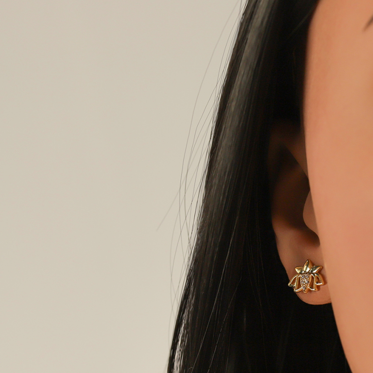 Boucles d\'oreille tige en plaqu� or fleur de lotus et oxydes blancs - Vue 20