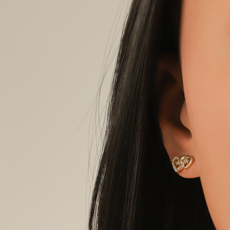 Boucles d\'oreille tige en plaqu� or coeurs entrelac�s et oxydes blancs - Vue 20