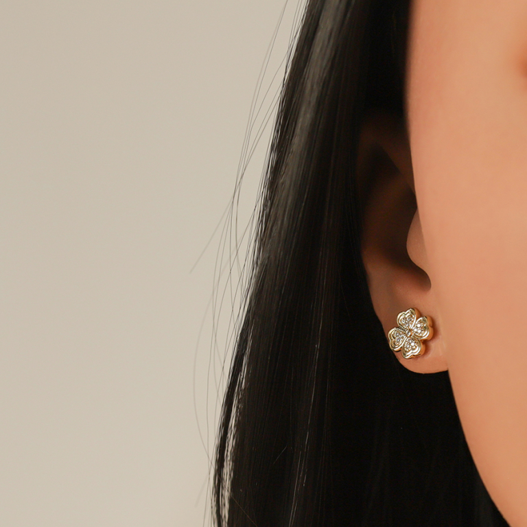 Boucles d\'oreille tige en plaqu� or tr�fle avec oxydes blancs - Vue 20