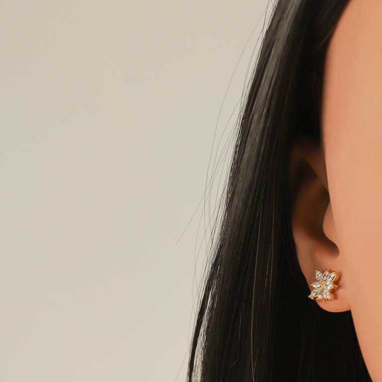 Boucles d\'oreille tige en plaqu� or motif fleur recouverte d\'oxydes blancs - Vue 20