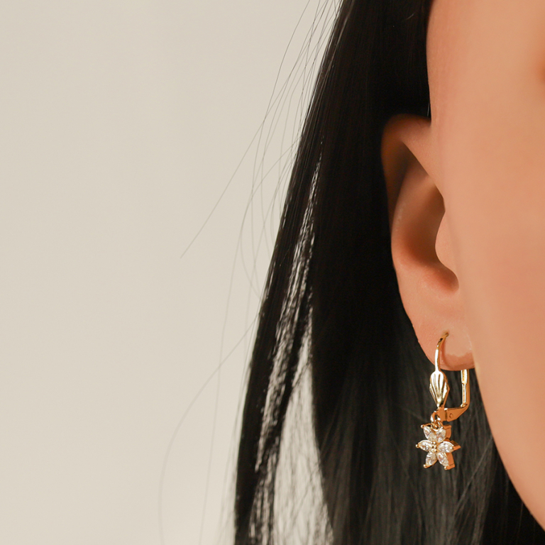 Boucles d\'oreille dormeuse en plaqu� or fleur avec oxydes blancs - Vue 20