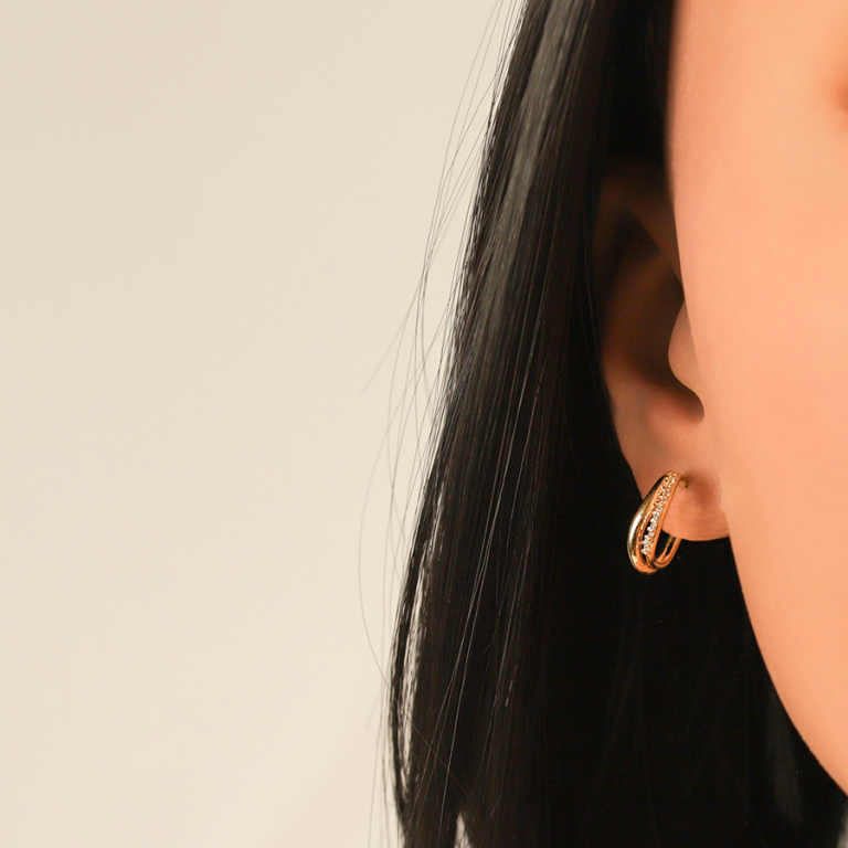 Boucles d\'oreille tige en plaqu� or vague avec oxydes blancs - Vue 20