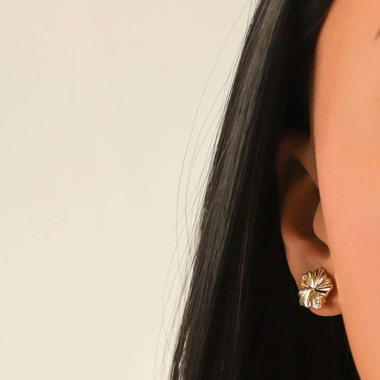 Boucles d\'oreille tige en plaqu� or fleur hibiscus et oxydes blancs - Vue 20