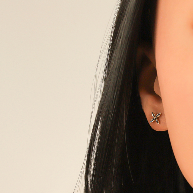 Boucles d\'oreille tige en plaqu� or croix orn�e d\'oxydes bleus - Vue 20