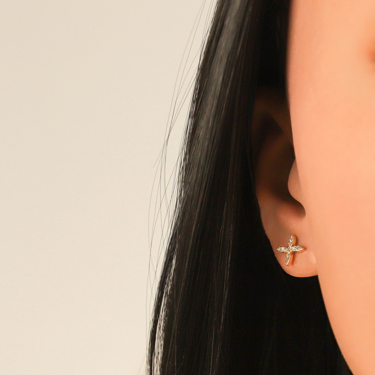 Boucles d\'oreille tige en plaqu� or croix orn�e d\' oxydes blancs - Vue 20