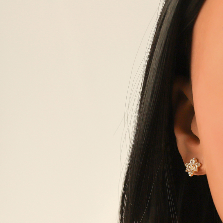 Boucles d\'oreille tige en plaqu� or motif floral avec oxydes blancs - Vue 20