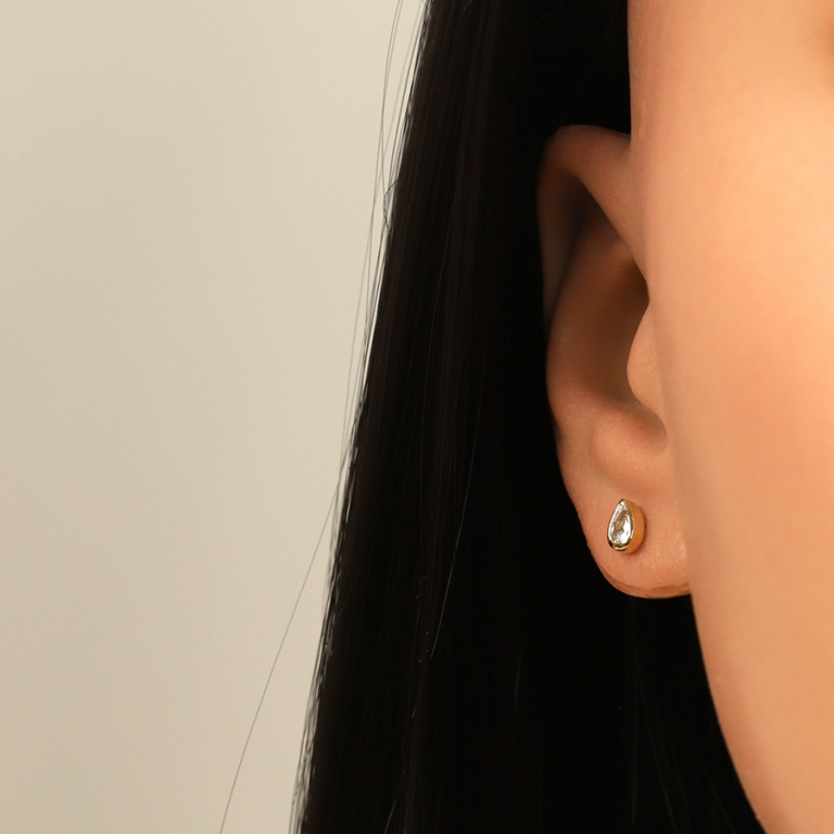 Boucles d\'oreille tige en plaqu� or goutte avec oxyde blanc serti clos - Vue 20