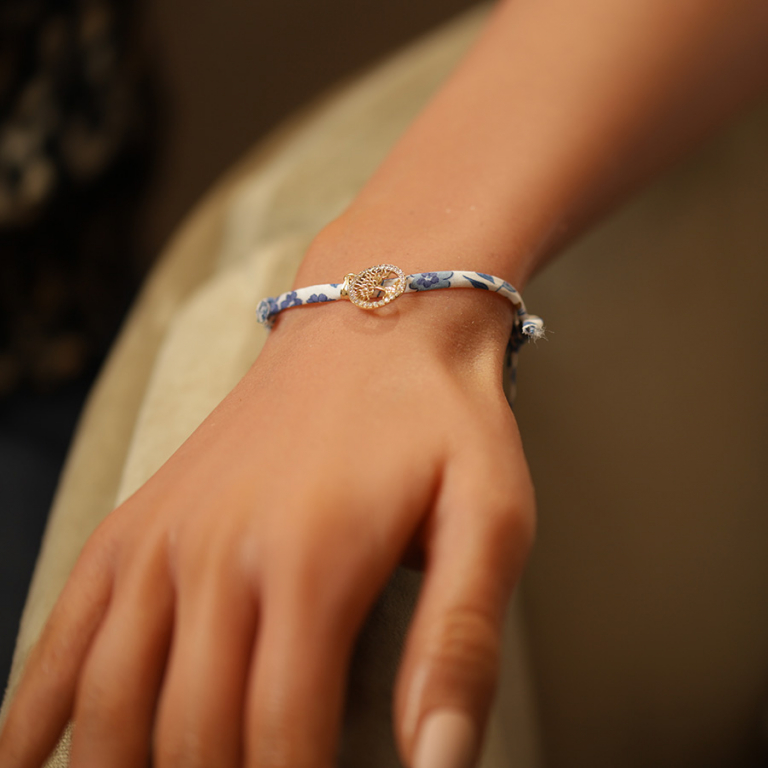 Bracelet liberty tissu fleuri bleu une pampille arbre de vie plaqu or avec oxydes blancs sertis, rglable - Vue 20