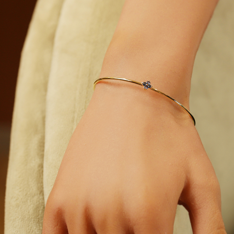 Bracelet en plaqu� or jonc ouvert avec fleur d\'oxydes bleus - Vue 20