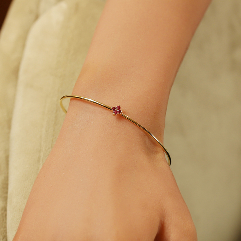 Bracelet en plaqu� or jonc ouvert avec fleur d\'oxydes rouges - Vue 20
