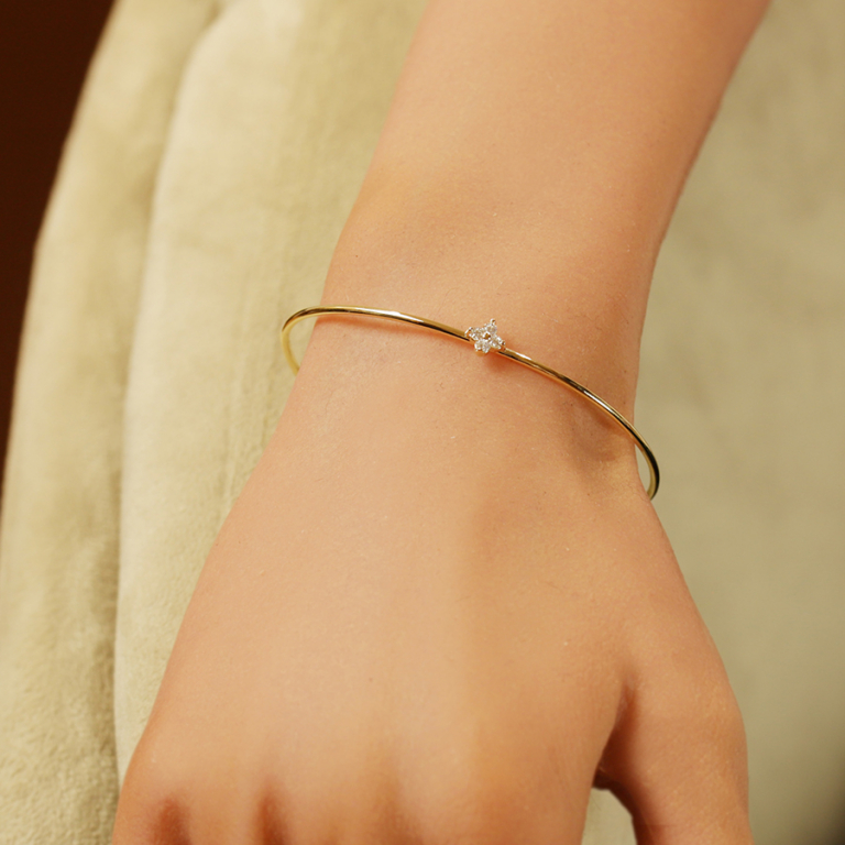 Bracelet en plaqu� or jonc ouvert ave fleur d\'oxydes blancs - Vue 20