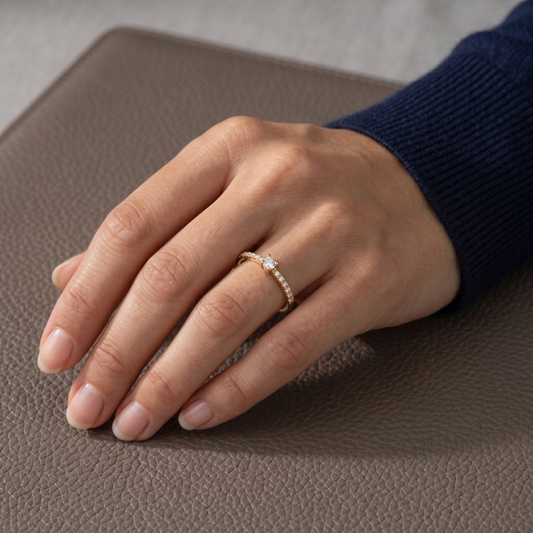 Alliance en plaqu� or demi rail et solitaire oxydes blancs sertis - Vue 20