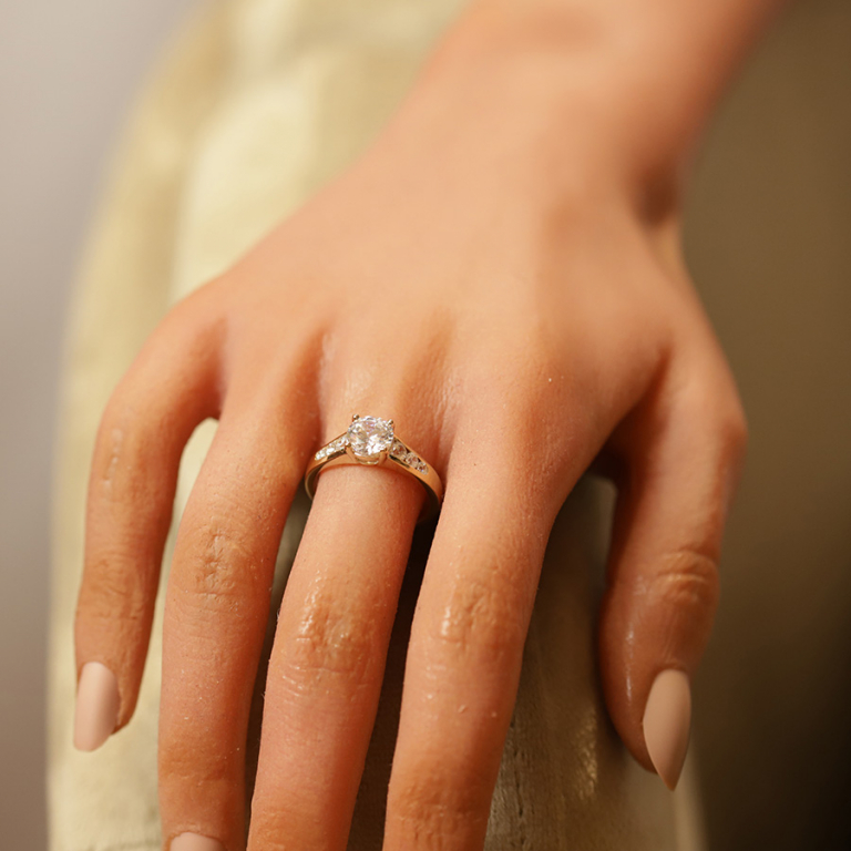 Bague en plaqu or gros oxyde blanc serti 4 griffes au centre et 3 oxydes blancs plus petits de chaque ct - Vue 20