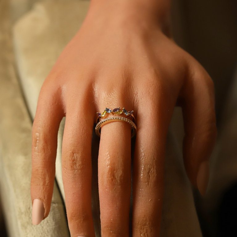 Bague plaqu or double rang avec oxydes violet bleu et jaune - Vue 20