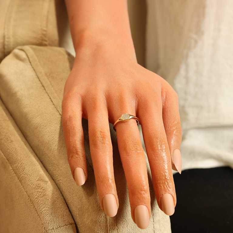 Chevalière femme plaqué or pavé forme géométrique avec oxydes blancs sertis - Vue 20