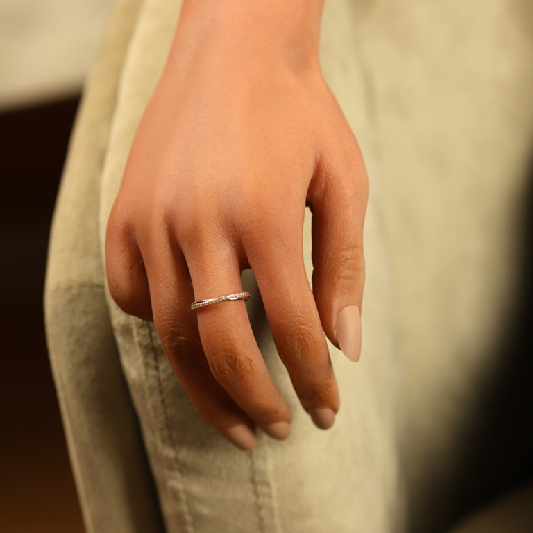 Anneau en plaqu or croise et oxydes blancs sertis - Vue 20